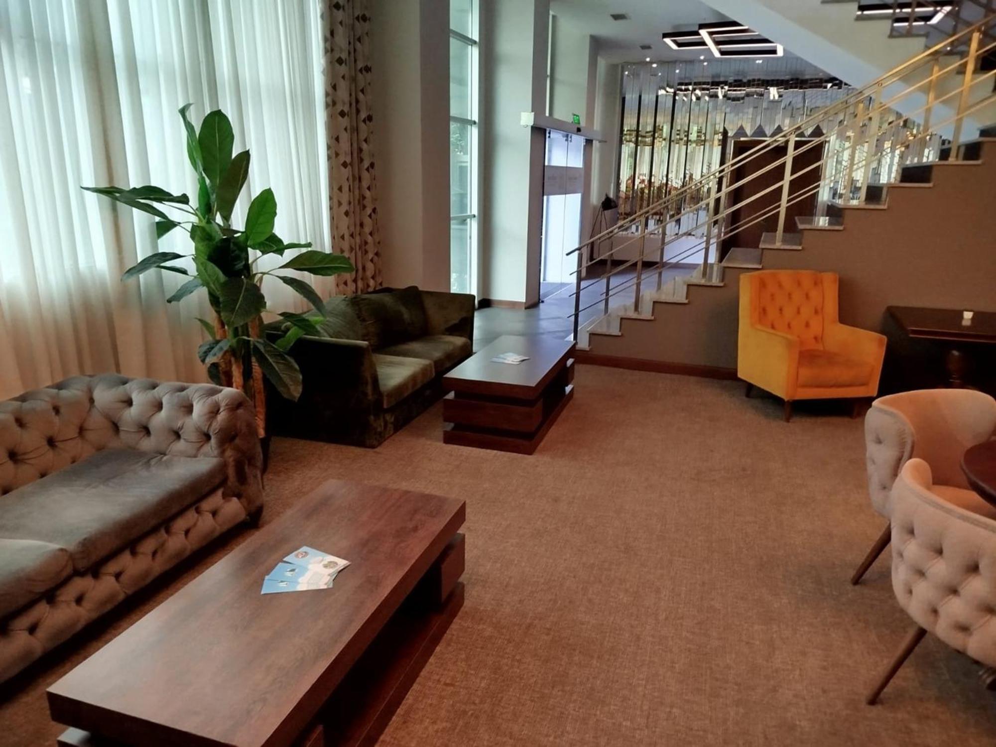 Green Tower Hotel Tbilisi Bagian luar foto